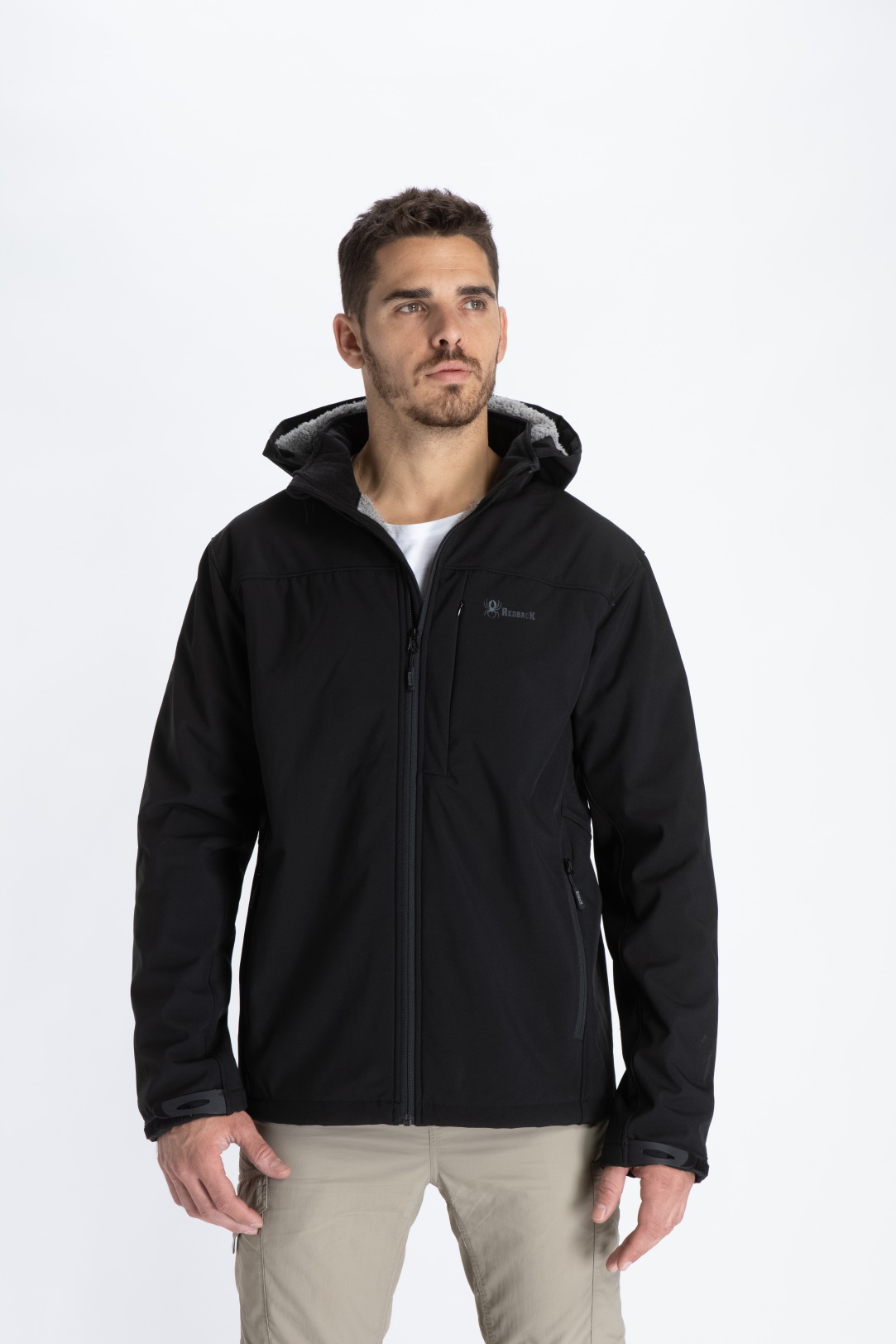 סופטשל רדבק Darwin Hoodie שחור, בד אלסטי עם שכבת פרווה וכובע נשלף. מידות S-4XL